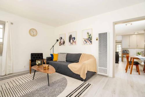 Fresh 3BR Bungalow near DTLA and Dodgers Stadium in Glendale, USA