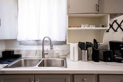 Fresh 3BR Bungalow near DTLA and Dodgers Stadium in Glendale, USA