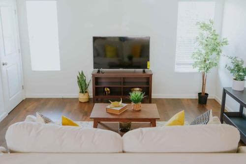 Tranquil 2BR Home in Central LA near Ktown and DTLA in Los Angeles, USA