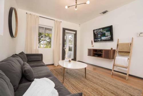2BR Hillside Bungalow w Backyard Oasis-Silver Lake in Glendale, USA