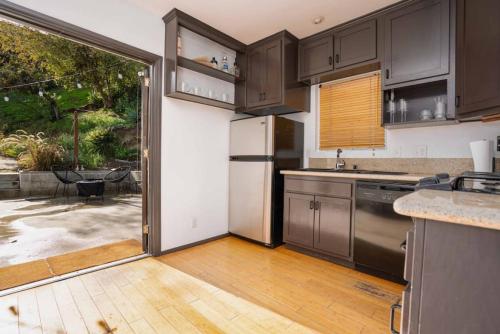 2BR Hillside Bungalow w Backyard Oasis-Silver Lake in Glendale, USA