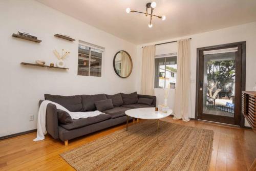 2BR Hillside Bungalow w Backyard Oasis-Silver Lake in Glendale, USA