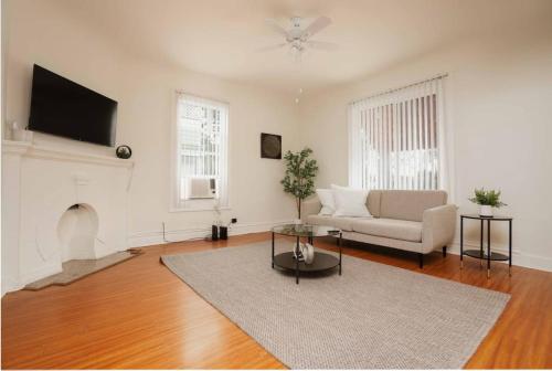 Comfortable 5BR Home near USC, DTLA and Ktown in Los Angeles, USA
