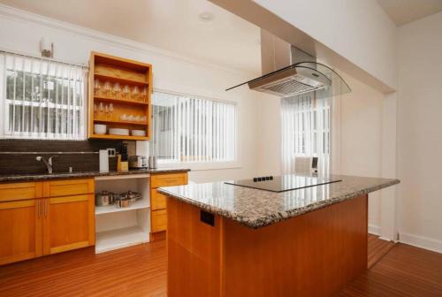 Comfortable 5BR Home near USC, DTLA and Ktown in Los Angeles, USA