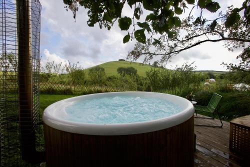 อ่างแช่น้ำร้อน, Bracken Yurt at Walnut Farm Glamping in บีมินสเตอร์