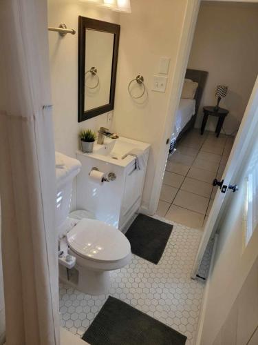 3 bedroom House with Renovated kitchen and bath! thumb 2