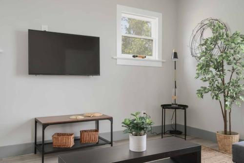 Modern 3BR Home in Pico Union near K-town and USC in Los Angeles, USA