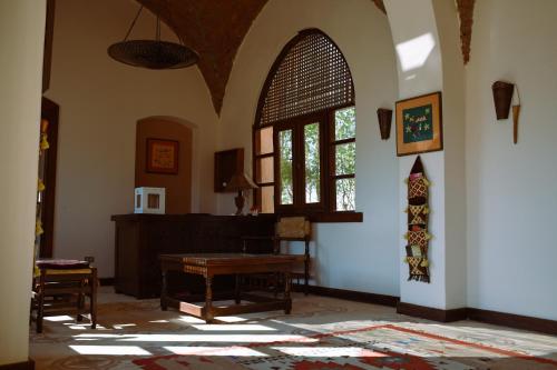 Lobby, Tzila Bahariya in Bawiti