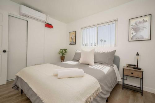 Modern 3BR Home USC, DTLA and Koreatown in Los Angeles, USA