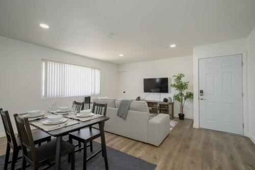 Modern 3BR Home USC, DTLA and Koreatown in Los Angeles, USA