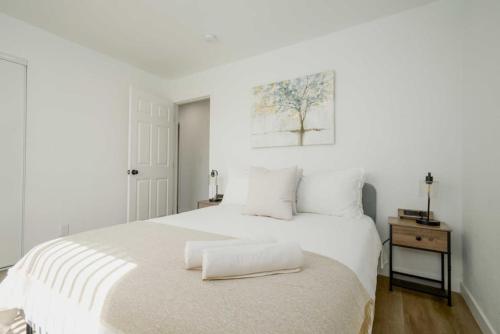 Modern 3BR Home USC, DTLA and Koreatown in Los Angeles, USA