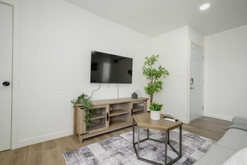 Modern 3BR Home USC, DTLA and Koreatown in Los Angeles, USA