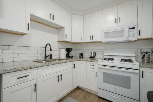 Modern 3BR Home USC, DTLA and Koreatown in Los Angeles, USA
