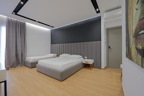 2 queen beds, 1 twin bed, 1 sofa bed