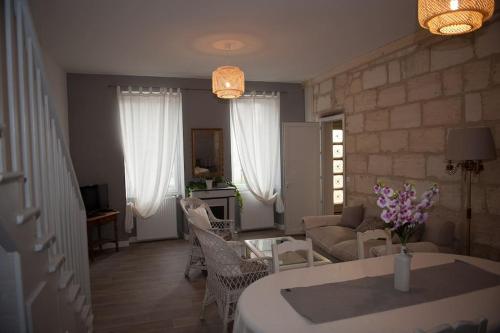 B&B Margaux - Bel appartement en pierre de 100 m2 avec cour. - Bed and Breakfast Margaux