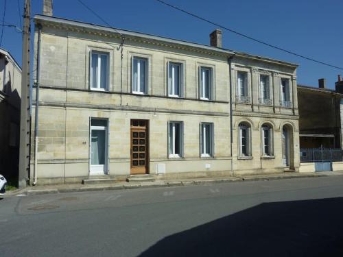 Bel appartement en pierre de 100 m2 avec cour. in มาร์โก