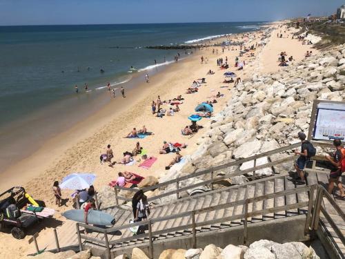 Bel appartement en pierre de 100 m2 avec cour. in มาร์โก