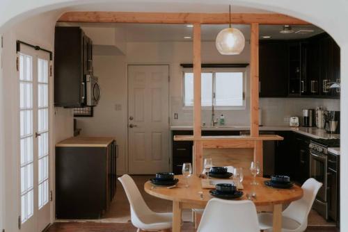Melrose 4 BD Bungalow w Pool Jacuzzi BBQ in Los Angeles, USA