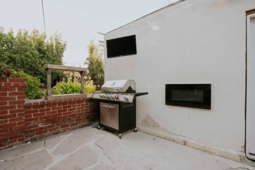 Melrose 4 BD Bungalow w Pool Jacuzzi BBQ in Los Angeles, USA