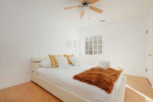 Melrose 4 BD Bungalow w Pool Jacuzzi BBQ in Los Angeles, USA