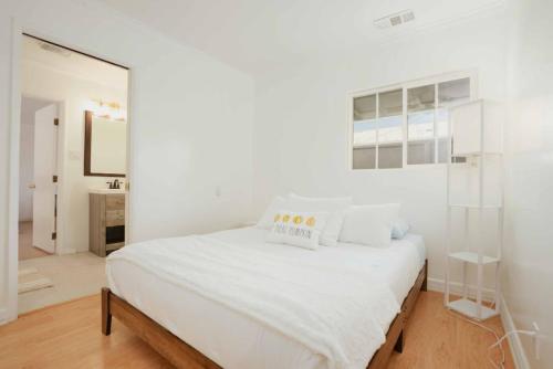 Melrose 4 BD Bungalow w Pool Jacuzzi BBQ in Los Angeles, USA