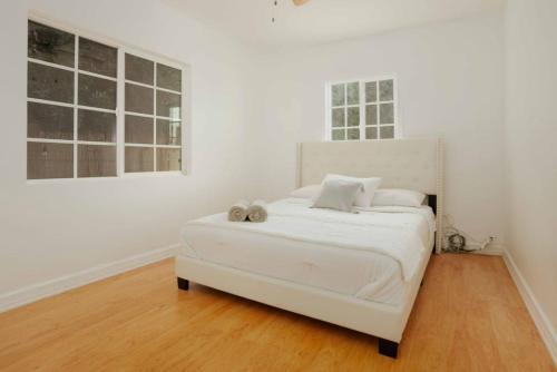 Melrose 4 BD Bungalow w Pool Jacuzzi BBQ in Los Angeles, USA