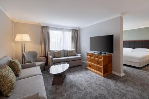 1 queen bed, 1 sofa bed