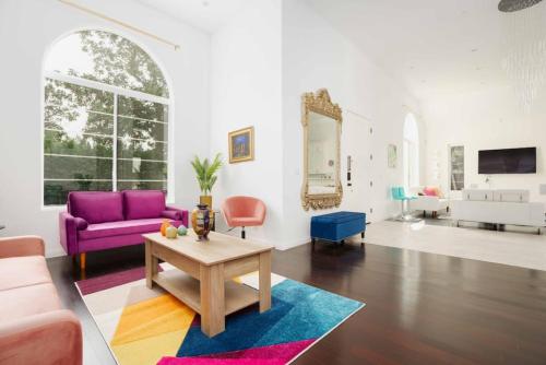 Luxurious 4BR Home in Melrose near Hollywood in Los Angeles, USA