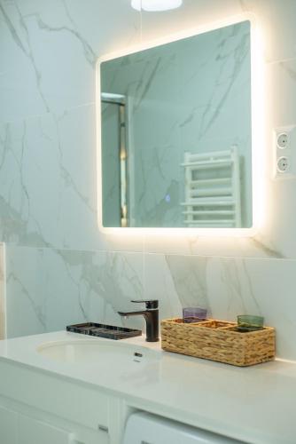 Deluxe Swan Stone Castle Apartment - image 3