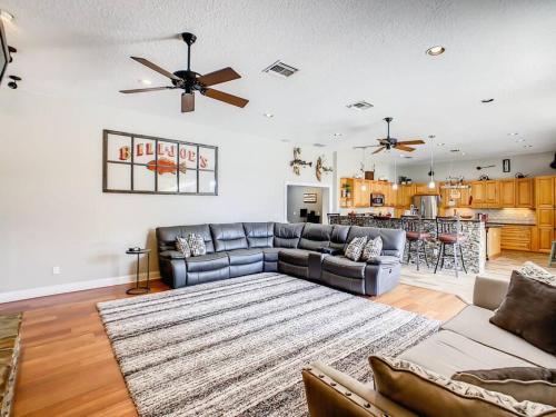 Pristine Lakeside 3BR Home w Private Pool in Orlando, USA