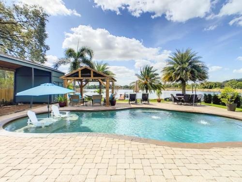 Pristine Lakeside 3BR Home w Private Pool in Orlando, USA