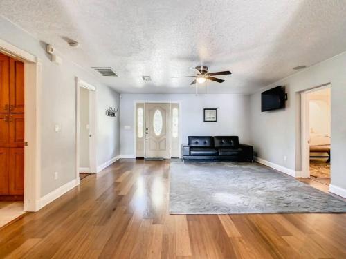Pristine Lakeside 3BR Home w Private Pool in Orlando, USA
