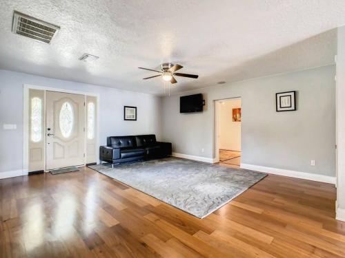 Pristine Lakeside 3BR Home w Private Pool in Orlando, USA