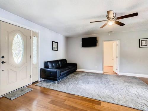 Pristine Lakeside 3BR Home w Private Pool in Orlando, USA