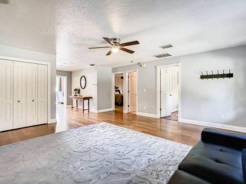 Pristine Lakeside 3BR Home w Private Pool in Orlando, USA