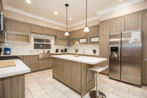 Luxurious 6BR 5 Bath Home near Crypto Arena DTLA in Los Angeles, USA