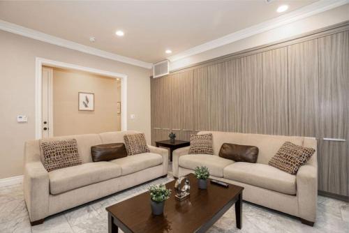 Luxurious 6BR 5 Bath Home near Crypto Arena DTLA in Los Angeles, USA