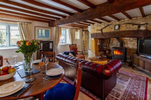 บริการและสิ่งอำนวยความสะดวก, Graziers Cottage - character Cotswold cottage with inglenook, parking and pub nearby in ปิลลีย์
