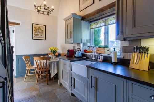 บริการและสิ่งอำนวยความสะดวก, Graziers Cottage - character Cotswold cottage with inglenook, parking and pub nearby in ปิลลีย์