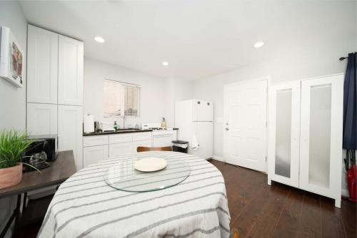Modern Studio 10 min walk to USC near DTLA KTown in Los Angeles, USA