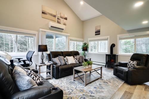 Modern Stark Home w/ Game Room, Grill & Fire Pit in Jefferson (NH)