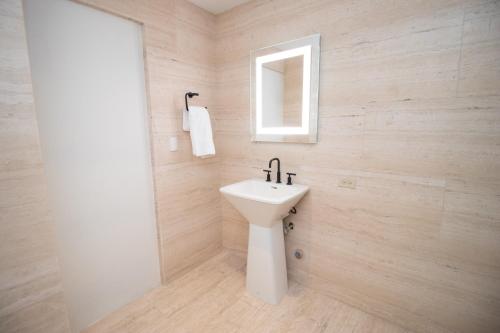 Deluxe Double or Twin Room image 10