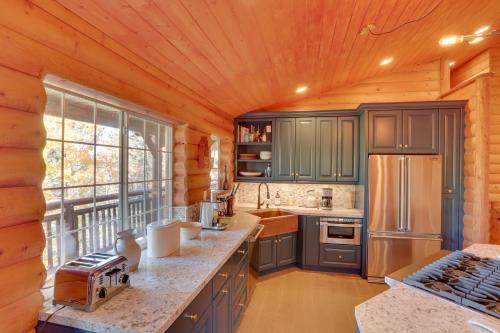 Big Bear Lake Home with Sauna, Grill, and Hot Tub! in Big Bear Lake, USA