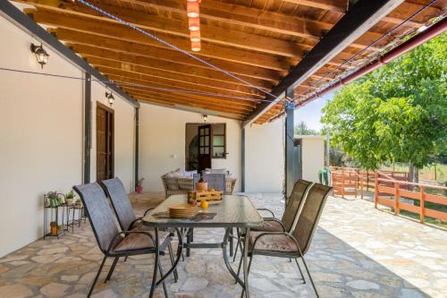 Herakles House - Close to ancient sites near Nafplio. Spacious. Equipped for all-year-round comfort. Herakles House - Close to ancient sites near Nafplio. Spacious. Equipped for all-year-round comfort.