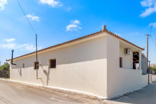 Herakles House - Close to ancient sites near Nafplio. Spacious. Equipped for all-year-round comfort. Herakles House - Close to ancient sites near Nafplio. Spacious. Equipped for all-year-round comfort.