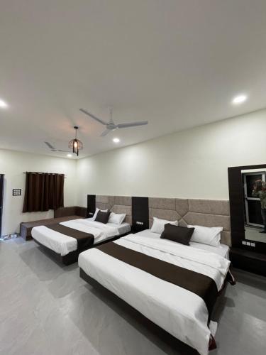 2 king beds, 1 twin bed
