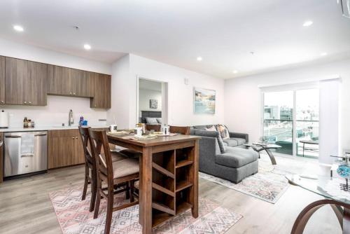 Balcony 2BR 2B in Heart of K Town N in Los Angeles, USA