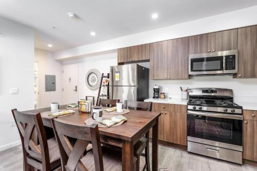 Balcony 2BR 2B in Heart of K Town N in Los Angeles, USA