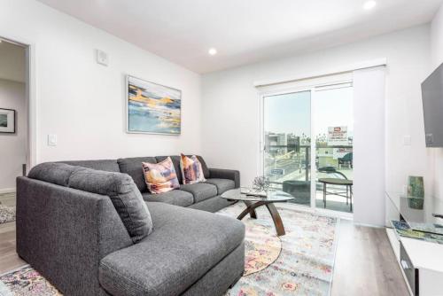 Balcony 2BR 2B in Heart of K Town N in Los Angeles, USA