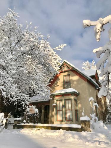 Giriş, Pansy’s Parlor Bed & Breakfast in Golden